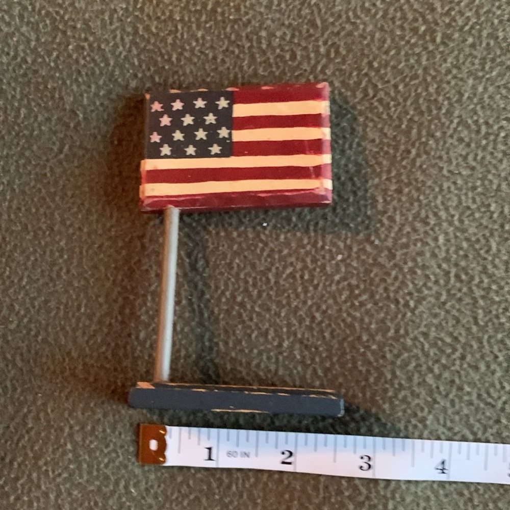 Set of 15 rustic decorative American flags. Approximately 2 1/2” x 4 1/4” x 1” - Picture 5 of 6